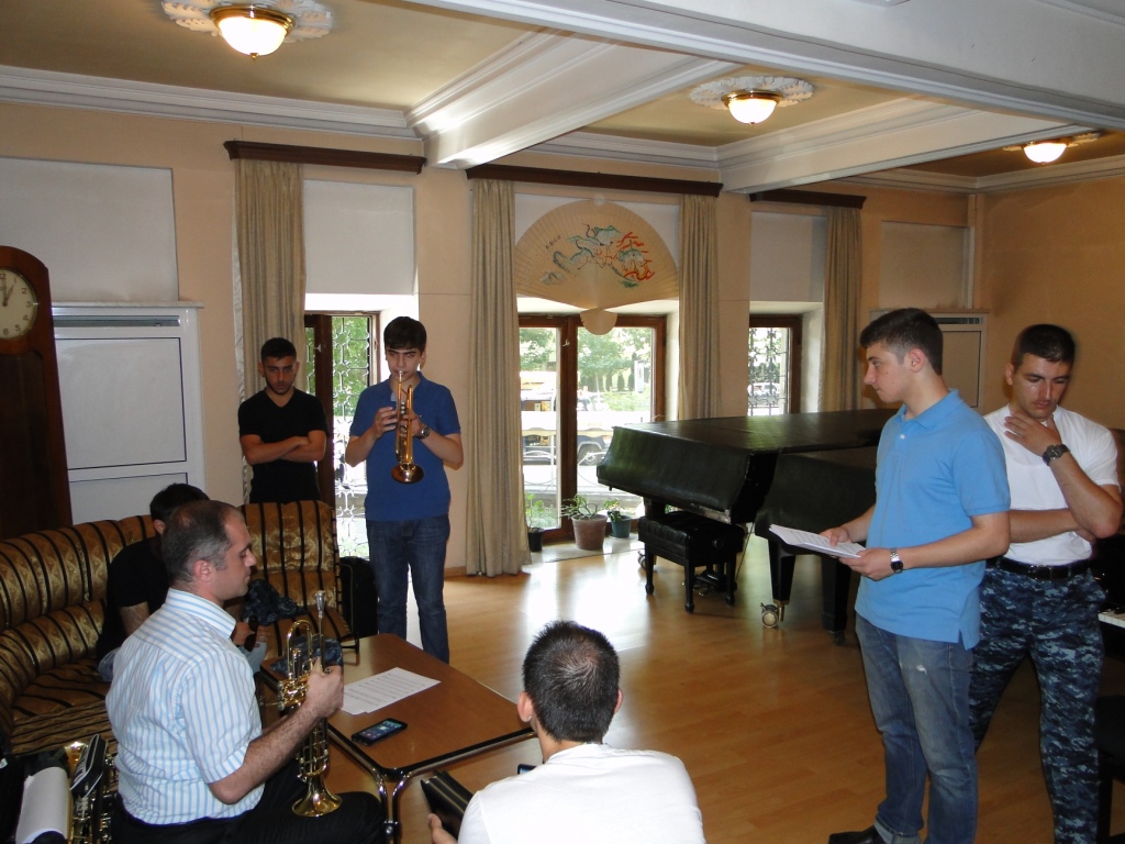 Professor_Armen_Mailyan_with_the_group_of_young_tumpet_players.JPG