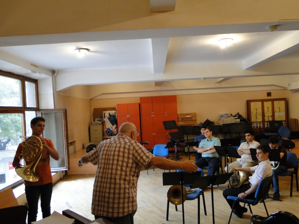 Professor_Meruzhan_Ter-Minasyan_with_French_horn_players.JPG