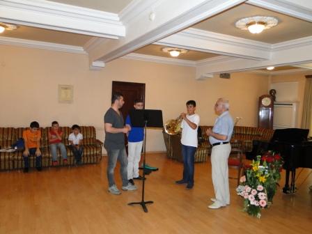 Solo_horn_player_Paolo_Rizzuto_with_Artur_Tatevosov_and_Armen_Beganyan.JPG